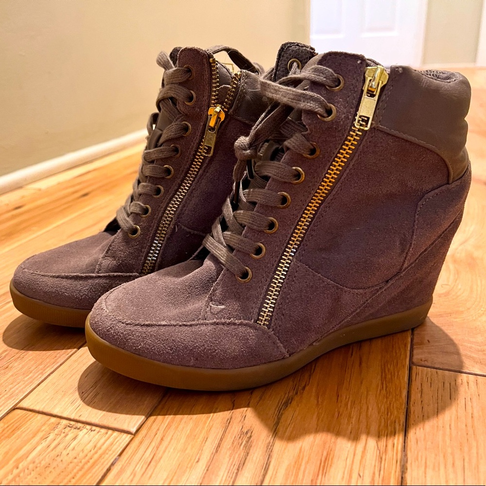 Wedge tennis shoe